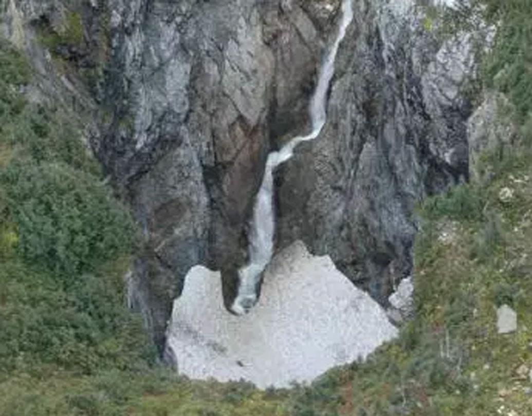 প্রত্যন্ত আলপাইন উপত্যকায় অবস্থিত এই গুহার মুখটিই ১০০ মিটার লম্বা, ৬০ মিটার প্রশস্ত। ওই গুহামুখের দিকে তাকালে মোটামুটি ৬০০ ফুট গভীর (১৮৩ মিটার) পর্যন্ত চোখ যেতে পারে। এটা যে তার চেয়ে ঢের গভীর, সে বিষয়ে নিশ্চিত আবিষ্কারক দল।