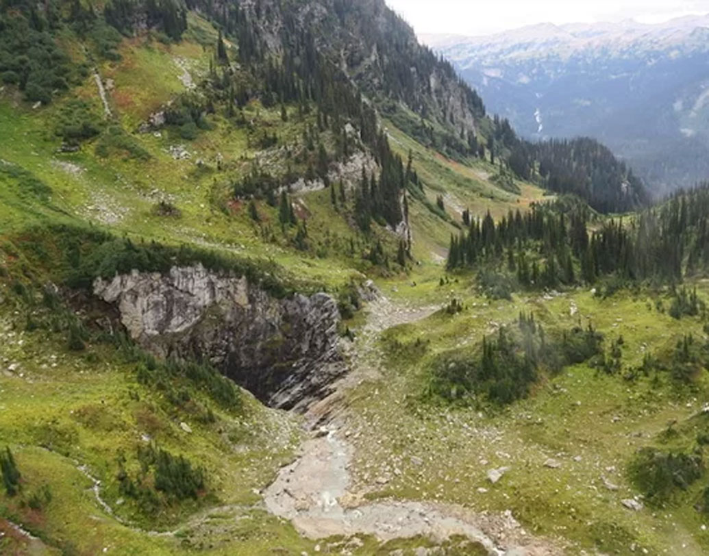 এই গুহাকে এক ধরনের ‘গুহা খাদ’ বলছেন প্রত্নতত্ত্ববিদ জন পোলক। কারণ গুহার মুখ থেকে জলধারা চলে গিয়েছে অনেকটাই গভীরে। গুহামুখ থেকে বহু দূর পর্যন্ত নেমেও এখনও গভীরতা বুঝে ওঠা সম্ভব হয়নি।