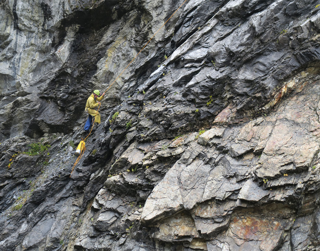 সেপ্টেম্বরে গবেষক দলের একজন গুহামুখ বেয়ে নীচে নামার চেষ্টা করেছিলেন। তিনি জানান, পার্শ্ববর্তী হিমবাহ থেকে বরফ গলে, পাথরের খাঁজ তৈরি হয়েছে বহু বছর ধরে। প্রায় ৮০ মিটার পর্যন্ত গিয়ে প্রবল জলধারার কারণে থেমে গিয়েছিলেন তিনি।