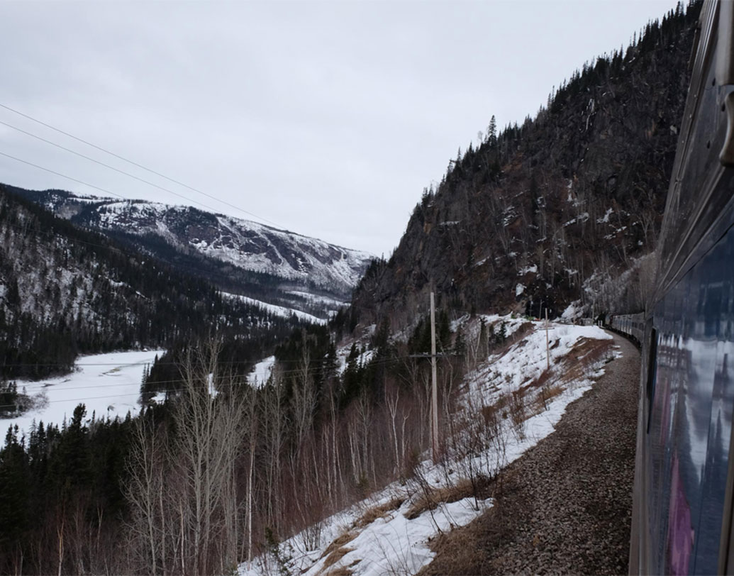 প্রায় ২ কিমি বয়ে এসেছে এই জলধারা। এটি একটি নদীও হতে পারে বলে মনে করা হচ্ছে। উষ্ণায়নের কারণেই বরফ গলে গিয়ে আচমকা এই গুহামুখ বেরিয়ে পড়েছে বলে জানান পোলক।