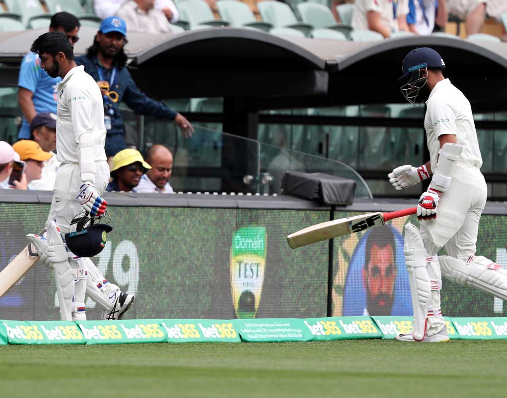 এ দিনের প্রথম বলটা ভারতের কাছে মোটেই সুখের ছিল না। প্রথম দিনের পর আজ আর কোনও রানই যোগ করতে পারেননি মহম্মদ শামি-বুমরা। দিনের প্রথম বলেই আউট হয়ে যান শামি। প্রথম ইনিংসে ভারতের রান ২৫০।