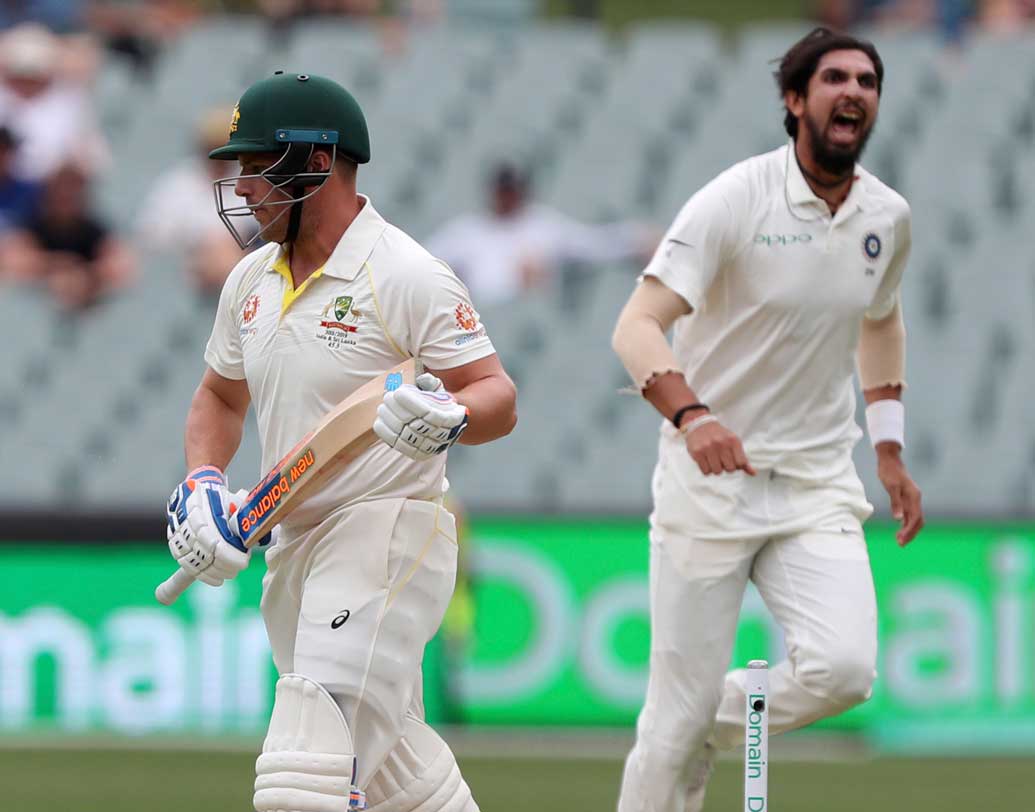 তবে, লড়াইটা মুহূর্তে বিপক্ষ দলের মধ্যে ছড়িয়ে দেন ভারতীয় বোলাররা। অস্ট্রেলিয়ার ইনিংসের তৃতীয় বলেই ইশান্ত শর্মার বলে বোল্ড হন অ্যারন ফিঞ্চ।