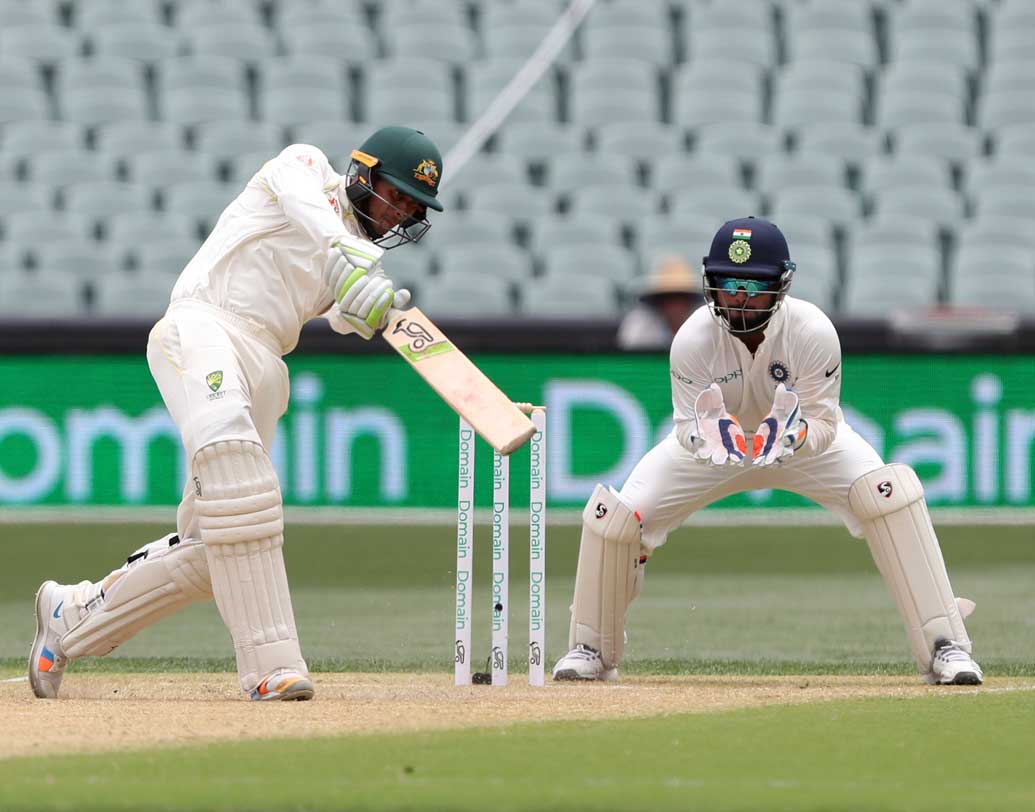 ধাক্কা সামলে প্রাথমিক লড়াইটা শুরু করেছিলেন দুই অজি ব্যাটসম্যান, মার্কাস হ্যারিস এবং পাক বংশোদ্ভূত উসমান খোয়াজা। দ্বিতীয় উইকেটে ৪৫ রান যোগ করেও ফেলেছিলেন তাঁরা।