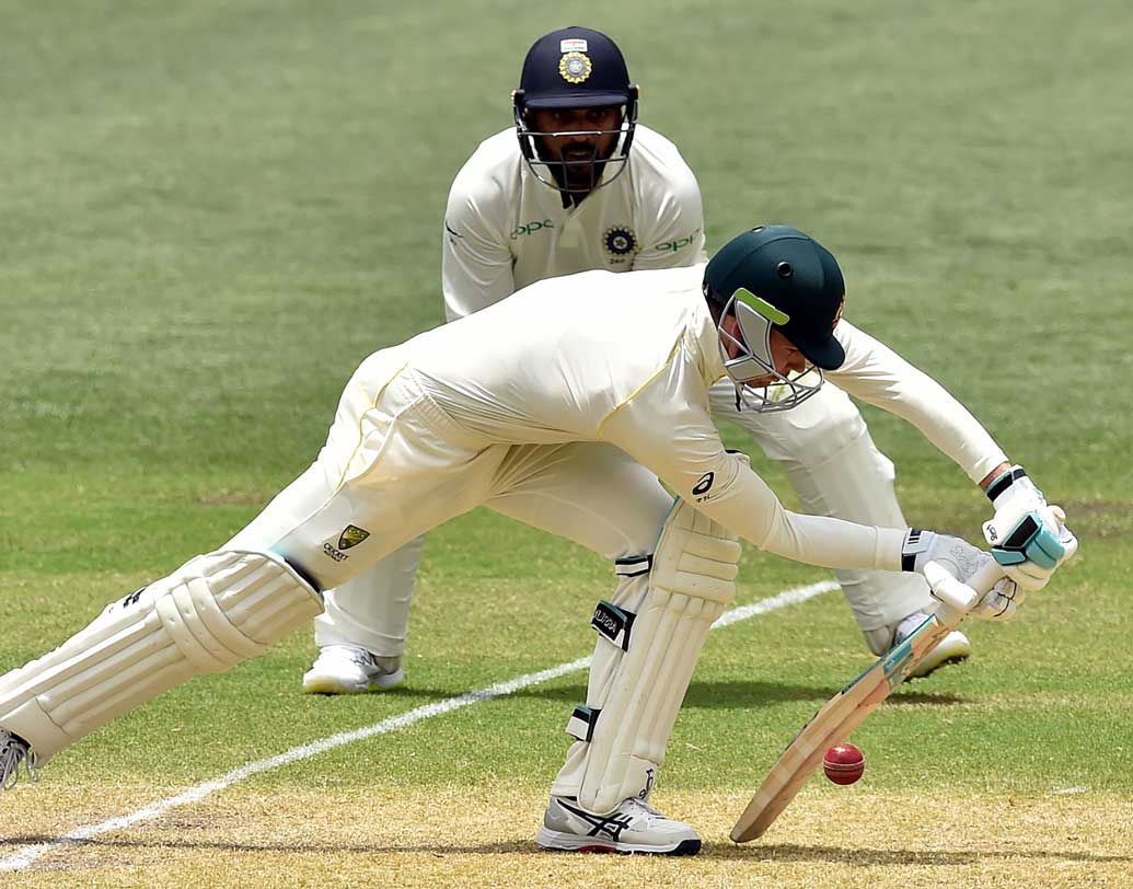 এক সময় ৮৭ রানে চার উইকেট হারিয়ে রীতিমতো ব্যাটফুটে চলে যায় অস্ট্রেলিয়া। তখনই লড়াই শুরু করেন হেড এবং হ্যান্ডসকম্ব।