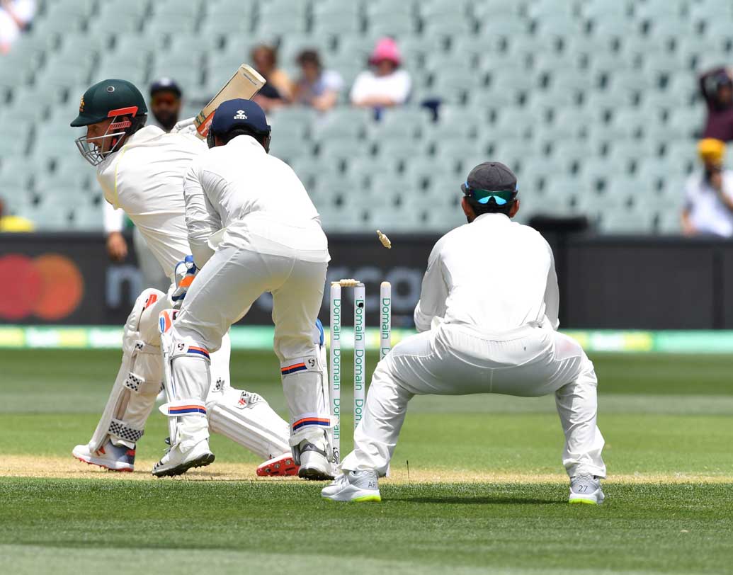 ভারতীয় বোলাররা আগুন ছোটাতে শুরু করেন। ২ রানে আউট হন শন মার্শ। ১৮৮৮ সালে অস্ট্রেলিয়ার জর্জ বোনর টানা পাঁচ টেস্ট ইনিংসে দশের নীচে রান করেছিলেন। তাঁকে ছাপিয়ে গেলেন শন মার্শ। ৭, ৭, ০, ৩, ৪ ও ২ হল তাঁর টানা ছয় ইনিংস।