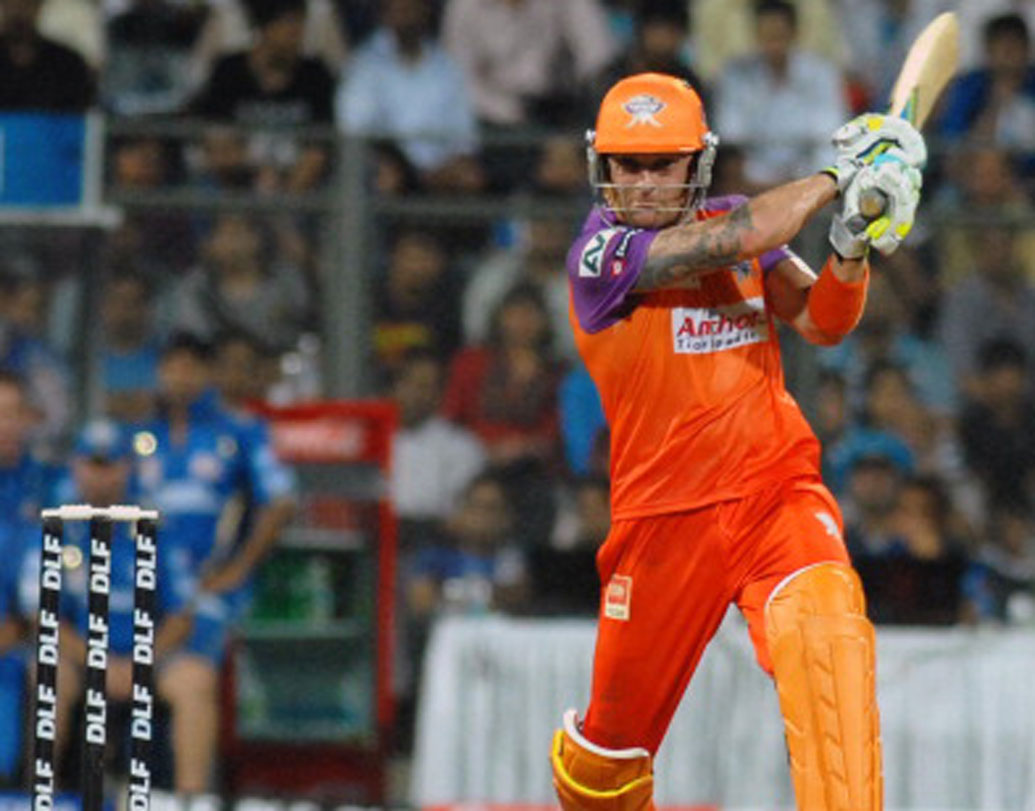 ব্র্যান্ডন ম্যাকালাম: এক সময় টি২০তে বিশ্বের অন্যতম সেরা ব্যাটসম্যান ছিলেন। যদিও বর্তমানে তেমন কিছুই আর করতে পারছেন না। আইপিএল-এও তেমন কিছু করতে পারছেন না। তাও নিজেকে ২ কোটির বেস প্রাইসে রেখেছেন।