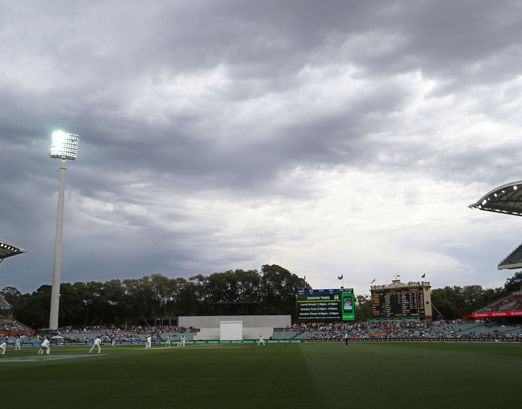 ভাগ্যের জন্য টি২০ সিরিজ জয় আসেনি। সেখানে বাধা হয়েছিল বৃষ্টি। অ্যাডিলেড টেস্টের তৃতীয় দিন অস্ট্রেলিয়ার ইনিংসের সময় যে ভাবে আকাশ কালো করল, মাঠে আলো জ্বালিয়ে খেলা চালাতে হল, বৃষ্টিতে খেলা বন্ধ হল, তাতে কোহালিদের আতঙ্কিত হওয়ারই কথা।