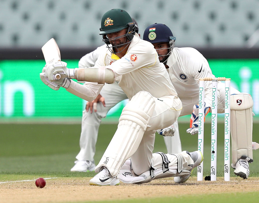 এ দিন গত কালের রানের সঙ্গে আরও ৪৪ রান যোগ করেন অজি ব্যাটসম্যানরা। প্রথম ইনিংসে ২৩৫ রানে শেষ হয় তাদের ইনিংস। এ দিন দুই উইকেট দখল করেন মহম্মদ শামি।