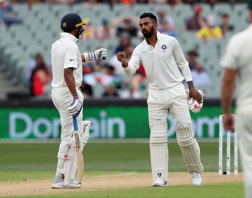 ১৫ রানে এগিয়ে থেকে দ্বিতীয় ইনিংস শুরু করে ভারত। ধীরেসুস্থে শুরু করে প্রথম উইকেটে ৬৩ রান ওঠে। যদিও এ দিনও তেমন কিছু করতে পারেননি মুরলী বিজয়। মাত্র ১৮ রানে আউট হন তিনি। সন্দেহ নেই আগামী টেস্টে রীতিমতো অনিশ্চিত হয়ে পড়লেন।