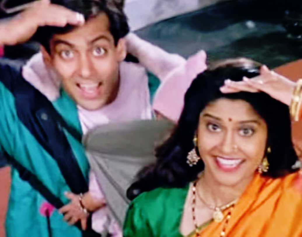 ‘হাম সাথ সাথ হ্যয়’ ছবির শুটিং করতে গিয়েই কৃষ্ণসার হরিণ হত্যা মামলায় নাম জড়িয়ে যায় সলমন-সহ আরও বেশ কিছু অভিনেতার। আর এই বিষয়টি নিয়েই ফেসবুকে সরব হয়েছিলেন রেণুকা। বলিসূত্রের খবর, রেণুকার এই কাণ্ড এক্কেবারেই পছন্দ হয়নি সলমনের। সলমনের আদেশানুসারে একটি ছবি থেকেও বাদ দিয়ে দেওয়া হয়েছিল রেণুকা সাহানেকে।