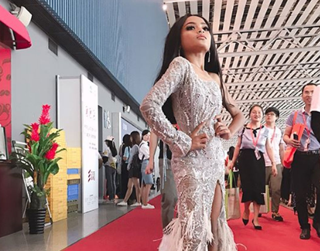 এর পরিচিতি আন্তর্জাতিক স্তরেও পৌঁছে গিয়েছে। কয়েকটি ফ্যাশন শো-এ ক্যাটওয়াকও করেছে সে। পরিচিতি বাড়ার সঙ্গে সঙ্গেও ওর উপার্জনও বাড়ে। সেই টাকা দিয়ে সম্প্রতি একটি বিলাসবহুল বাড়িও বানিয়েছে।