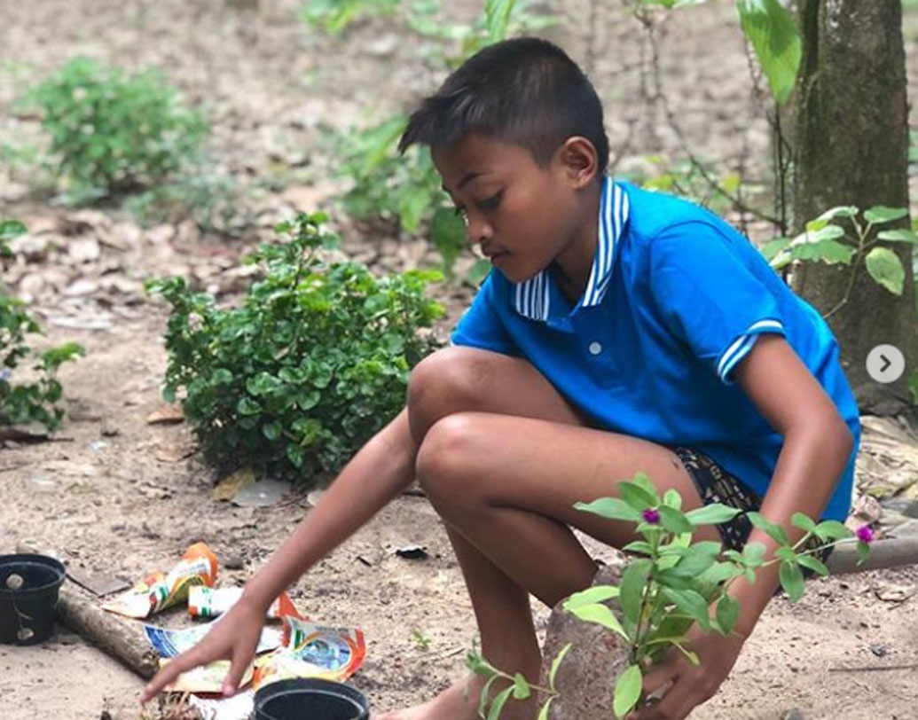এ বার আসল পরিচয়টা দেওয়া যাক ওর। নাম নেস। সে মেয়ে নয়, ছেলে।