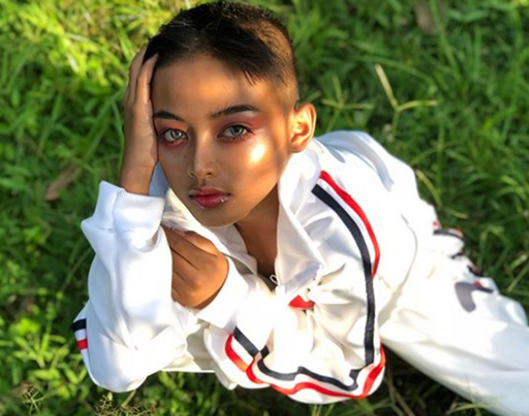 মেকআপ আর মেয়েদের মতো ক্রিস-ক্রস ড্রেসিংয়ের জন্য বেশ পরিচিত। বিউটি টিপসের পাশাপাশি মেয়েদের পোশাকে ফ্যাশন করাও তার শখ।