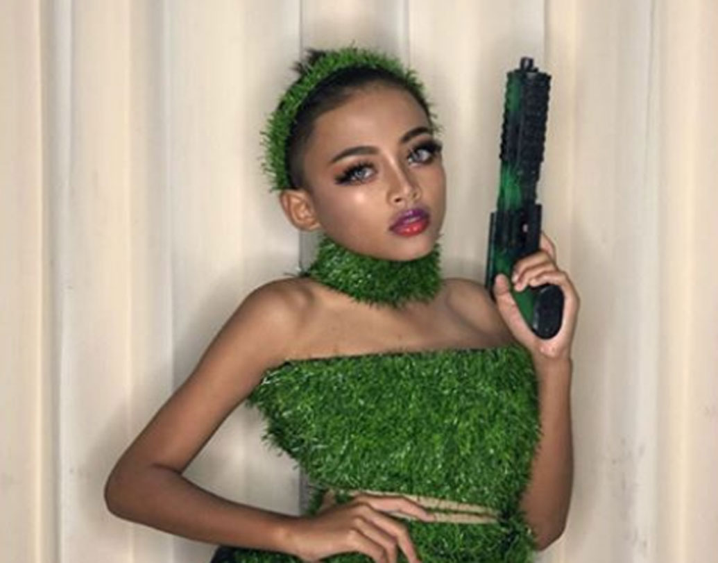 স্থানীয় সংবাদমাধ্যমের রিপোর্ট অনুযায়ী, এ ধরনের সাজগোজের জন্য স্কুলের ছেলেমেয়েরাও নেসকে নিয়ে হাসি-ঠাট্টা করত। কিন্তু নেস তার পরেও নিজের কাজ চালিয়ে গিয়েছে।