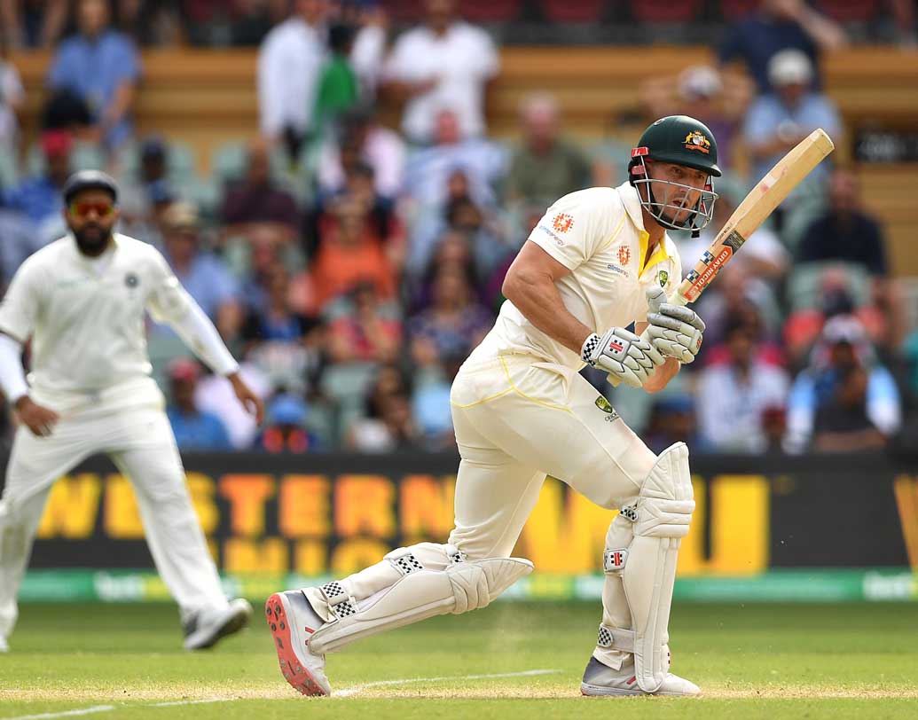 ৩২৩ রানের টার্গেট সামনে রেখে ব্যাট করতে নামেন অজি ব্যাটসম্যানরা। এ দিন দ্বিতীয় ইনিংসে ২৪ রানে ব্যাট করছেন শন মার্শ। গত ন’মাসের মধ্যে এটাই মার্শের সেরা স্কোর। মার্শের সঙ্গে ক্রিজে রয়েছেন প্রথম ইনিংসে ৭২ রান করা ট্রাভিস হেড।