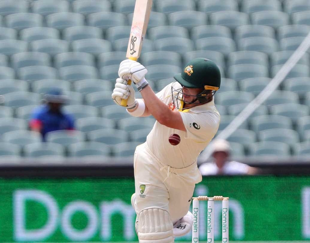 প্রথমে মনে হয়েছিল ম্যাচ যত গড়াবে, ততই ভাঙবে পিচ। কিন্তু, চতুর্থ দিনের শেষে পরিস্থিতি অন্তত তেমন কিছু বলছে না। পিচ বেশ ভালই রয়েছে। ব্যাটে ভাল ভাবেই বল আসছে। পঞ্চম দিনে মার্শরা কেমন খেলেন সেটাই দেখার।