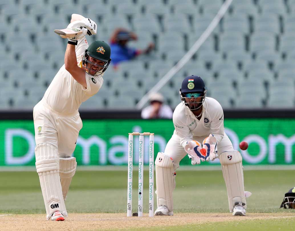 অজিরা তাকিয়ে রয়েছে মার্শ আর হেডের ব্যাটের দিকে। টেস্টের চতুর্থ ইনিংসে এখনও পর্যন্ত কোনও শতরান নেই মার্শের। এখন দেখার এই টেস্টে কত দূর এগোতে পারেন তিনি।