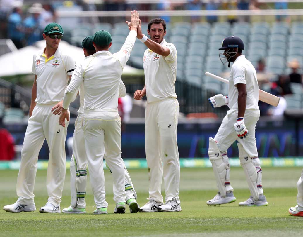 এ দিন ভারতের ইনিংসের শেষ চার উইকেট পড়ে চার রানে। যখন মনে করা হচ্ছিল কম করে ৩৭৫ রানের টার্গেট দিতে চলেছে ভারত, তখনই তাসের ঘরের মতো ভেঙে পড়ে ভারতীয় ইনিংস।