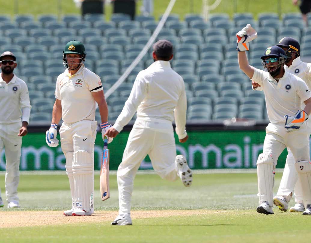 চতুর্থ দিনের শেষে চার উইকেট ১০৪ রান তুলেছেন অজিরা। অর্থাৎ, জিততে গেলে এখনও ২১৯ রান করতে হবে তাদের।