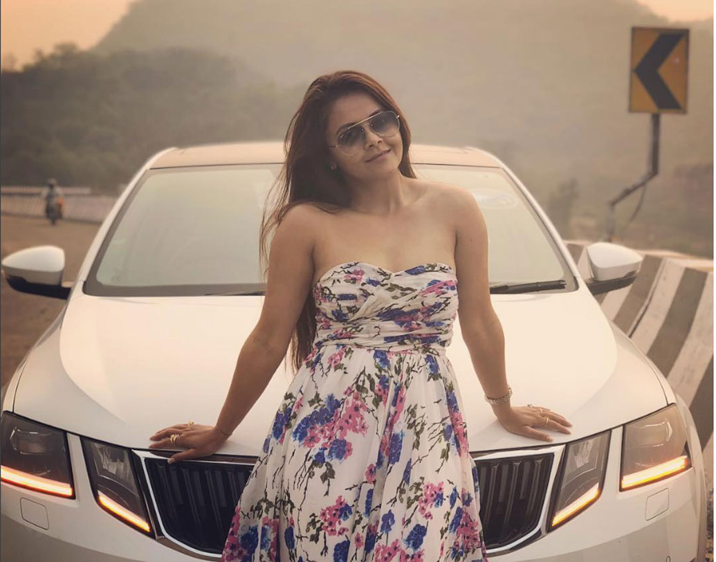 ইনস্টাগ্রামে তাঁর ফলোয়ার ছাড়িয়েছে কয়েক লক্ষ। প্রফেশনাল স্কুবা ডাইভার হিসাবেও নিজের পরিচয় দেন দেবলীনা।