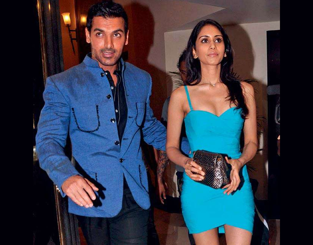 জন আব্রাহাম টুইট করে না জানালে বিয়ের গুঞ্জনটা সত্যি বলে মানতেই পারত না বলিউড। আমেরিকায় বিয়ে করেছিলেন তাঁরা।