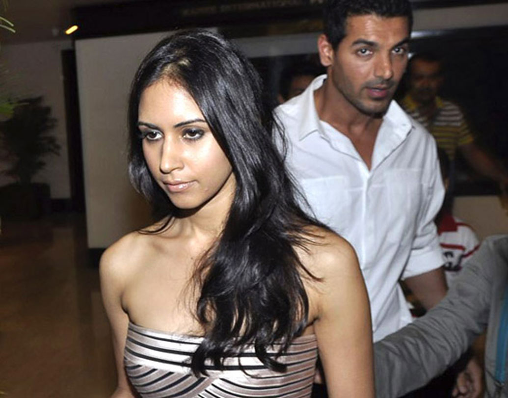 ২০১৪ সালে ফিন্যান্সিয়াল কনসালট্যান্ট প্রিয়া রাঞ্চলকে বিয়ে করেন জন আব্রাহাম। লাইমলাইট থেকে বরাবরই অনেক দূরে প্রিয়া।