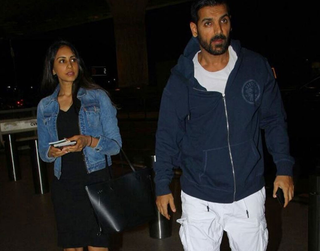 প্রিয়ার আগে বলিউডের অভিনেত্রী বিপাশা বসুর সঙ্গে টানা আট বছর ঘনিষ্ঠ সম্পর্ক ছিল জনের। সেই সম্পর্ক ভেঙে যায়। ২০১০ সালের এপ্রিলে একটি জিমে প্রিয়ার সঙ্গে জনের প্রথম পরিচয় হয়েছিল। যদিও প্রেমের সূত্রপাত ২০১১ সালে।