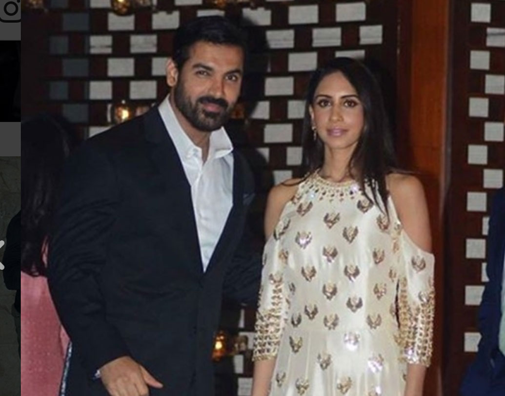 প্রিয়াকে স্ত্রী হিসেবে পরিচয় করিয়ে দিলেও আমেরিকা থেকে বিয়ের পর একাই দেশে ফেরেন জন। লেখাপড়ার পর্ব শেষ করার জন্য আমেরিকায় থেকে গিয়েছিলেন প্রিয়া। পরে লন্ডন থেকে এমবিএ করেছেন তিনি।