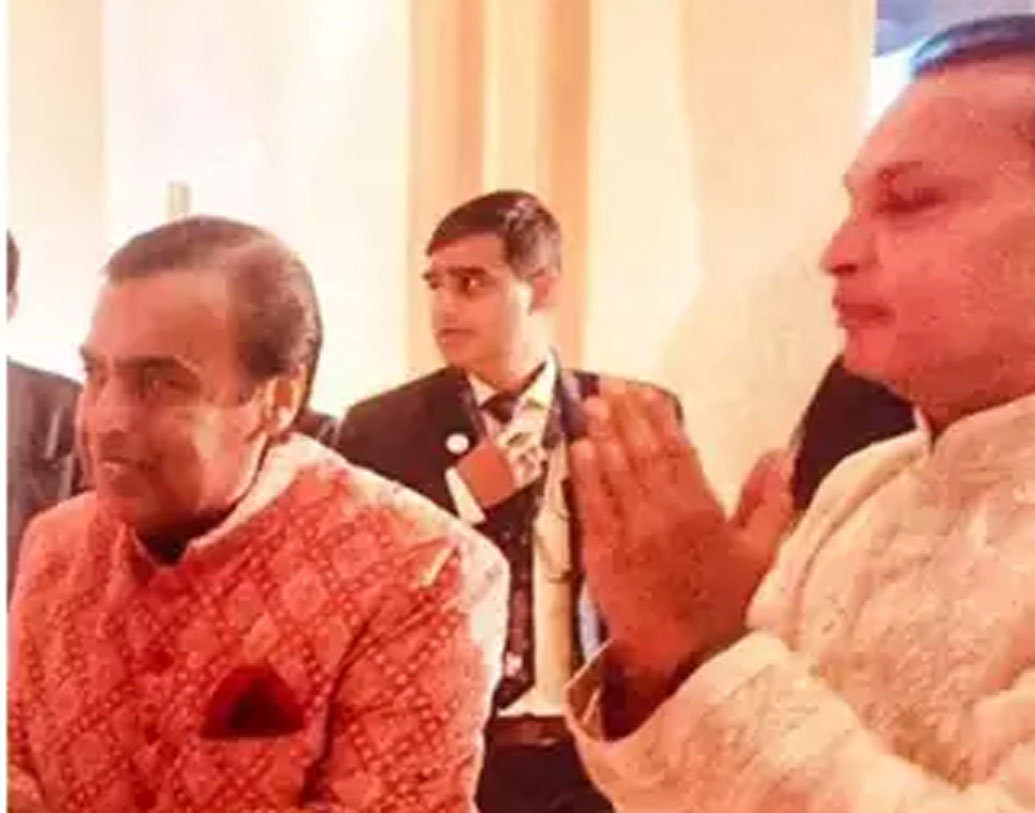 মুকেশের সঙ্গে অতিথিদের অ্যাপায়ন করেন ঈশার কাকা অনিল অম্বানীও। সংগীত সেরেমনিতেও অংশ নেন তিনি। সংগীত সেরেমনিতে নীতা অম্বানী, অনন্ত ও আকাশ পারফর্ম করেন ‘মাহি বে’-র সঙ্গে। মুকেশ ও ঈশা আবেগপ্রবণ হয়ে পড়েছিলেন ‘কাল হো না হো’-র একটি গানে পারফরম্যান্সের সময়।