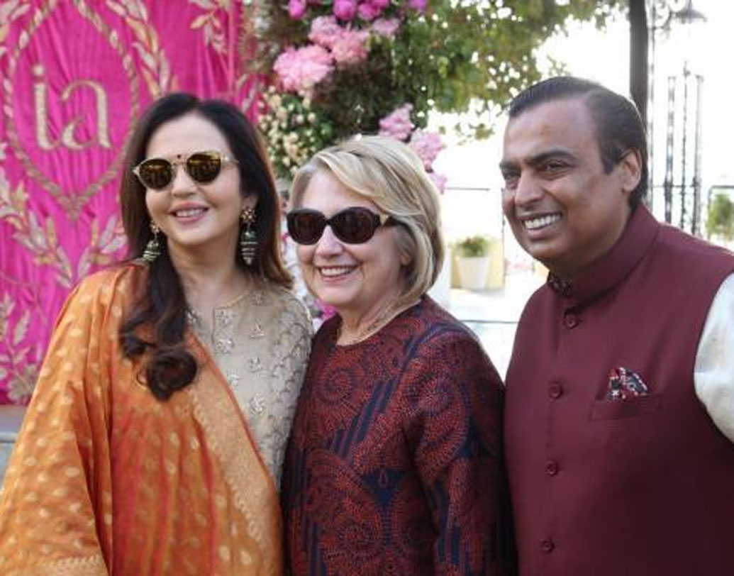 হিলারি ক্লিনটনকে অভ্যর্থনা জানান মুকেশ ও নীতা অম্বানী স্বয়ং। হিলারির পরনে ছিল ভারতীয় কুর্তা ও লিনেনের প্যান্ট।