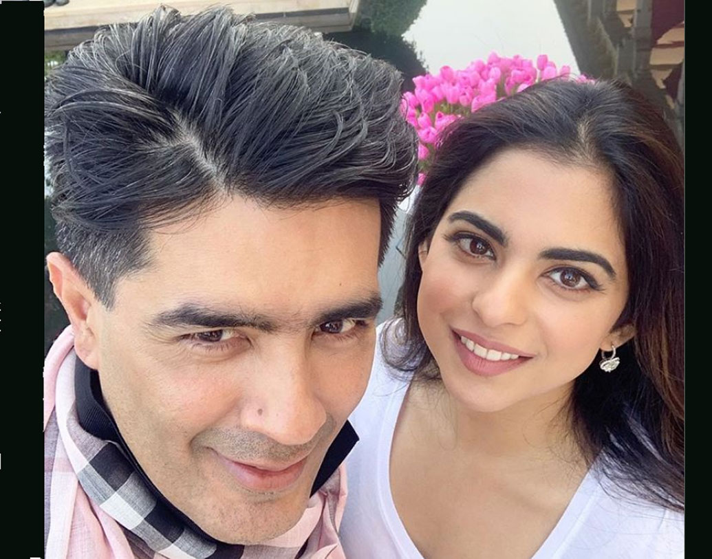 ঈশার সঙ্গে ইনস্টাগ্রামে একটি সেলফি পোস্ট করেছেন ডিজাইনার মণীশ মলহোত্রও। তাঁর পোশাকের বিশেষ প্রদর্শনীও রয়েছে এখানে। এছাড়াও ওয়েডিং ডেকরের পুরো দায়িত্বই তাঁর।