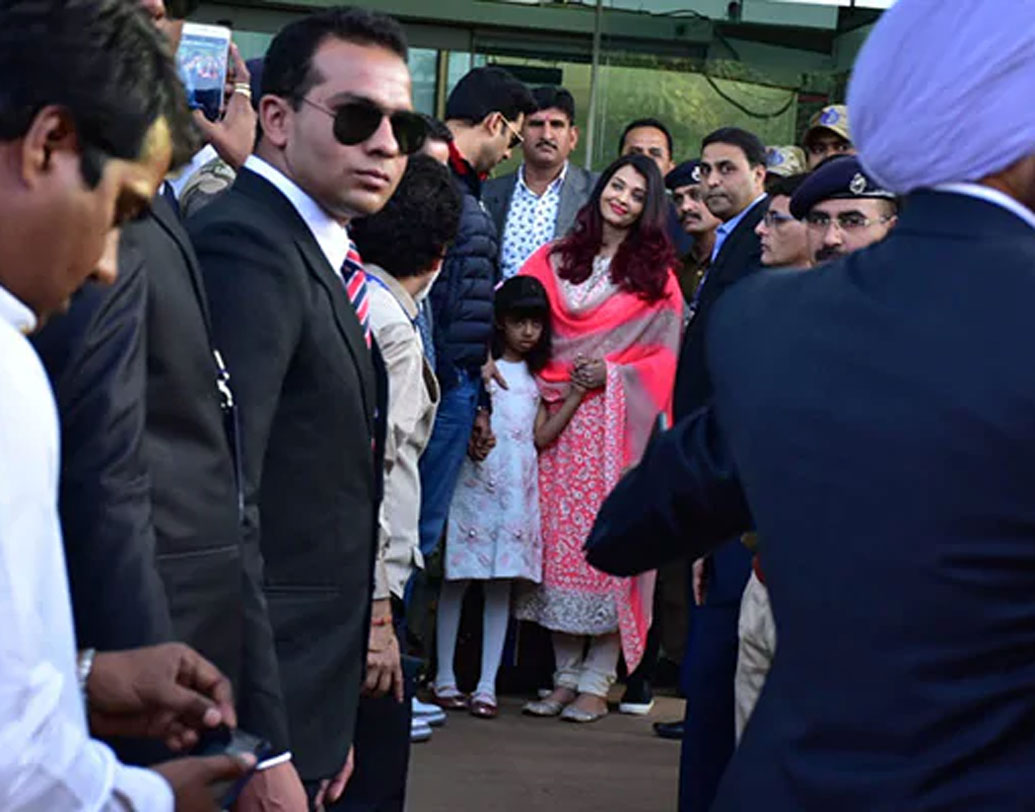 উদয়পুর বিমানবন্দরে ১০০টি বিমান ওঠানামা করেছে শনিবার। রবিবারেও তেমনটাই হওয়ার কথা। সকালেই পাপারাজ্জিদের ক্যামেরায় ধরা দিয়েছিলেন ঐশ্বর্যা রাই, অভিষেক বচ্চনরা। রবিবার সন্ধেয় আসার কথা বিগ বি-র।