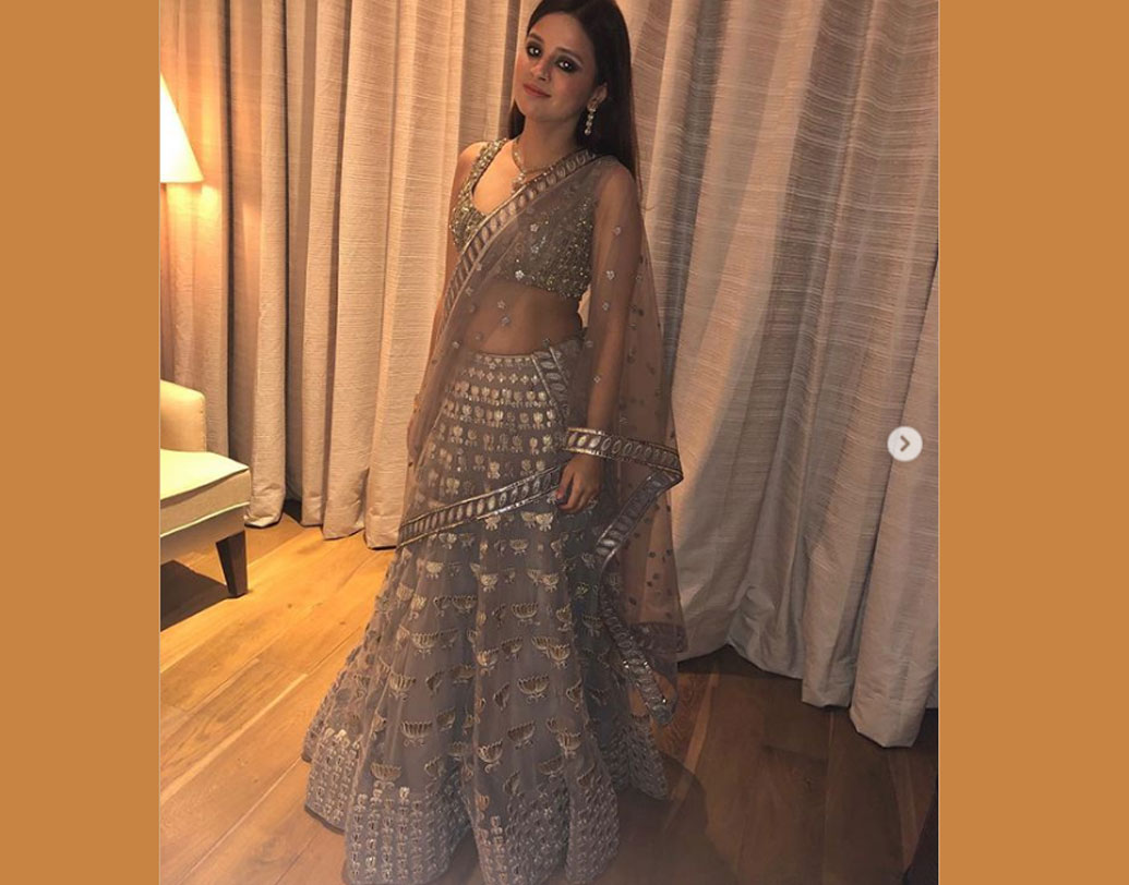 উপস্থিত ছিলেন মহেন্দ্র সিংহ ধোনি, তাঁর স্ত্রী সাক্ষী ও মেয়ে জিভা। ছিলেন করিশ্মা কপূর, বরুণ ধওয়ন, আমির খান, কিরণ রাও, অক্ষয় কুমার, বনি কপূর, জাহ্নবী কপূররাও। ফাল্গুনী শেনের পিকক লেহেঙ্গা পরা ছবিটি সাক্ষী পোস্ট করেছিলেন। সেটি প্রশংসা কুড়িয়েছেন নেট দুনিয়ায়।