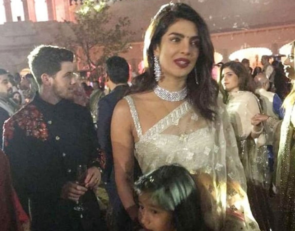 প্রিয়ঙ্কা চোপড়া, নিক জোনাস, অনিল কপূর, কর্ণ জোহরকেও এ দিন দেখা গিয়েছে অনুষ্ঠানে। অনুষ্ঠানের মেনুতে ছিল সেরা ভারতীয় খাবার ও পশ্চিমি কিছু পদ। ছিল বাঙালি রান্নাও।