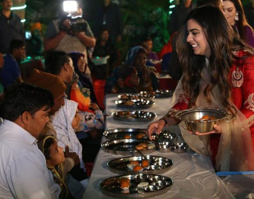 উদয়পুরের নারায়ণ সেবা সংস্থানে প্রায় ৫১০০ জন অতিথির সেবায় অম্বানী কন্যা অংশ নেন। লেক পিচোলার পাশেই মহা আরতি ও প্রভু শ্রীনাথের পূজারও আয়োজন করেছিলেন অম্বানী ও পিরামলরা।