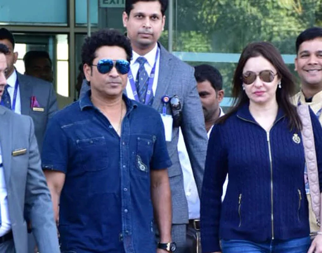 সস্ত্রীক জন আব্রাহাম ও সস্ত্রীক সচিন তেন্ডুলকরকেও দেখা গিয়েছে অম্বানী কন্যার রিসেপশনে। অতিথিদের জন্য সকালে ক্যাজুয়াল ড্রেস কোড থাকলেও রাতে তা ছিল সনাতনী পোশাক। পরতে বলা হয়েছিল আরামদায়ক জুতো।