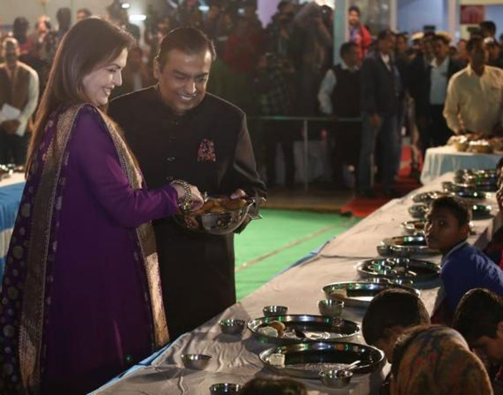 তিন দিন ধরেই দরিদ্র ও পিছিয়ে পড়া শ্রেণির কয়েক হাজার অতিথিকে অম্বানীরা উদয়পুর ভিলায় স্বাগত জানাবেন অন্নসেবার মাধ্যমে।