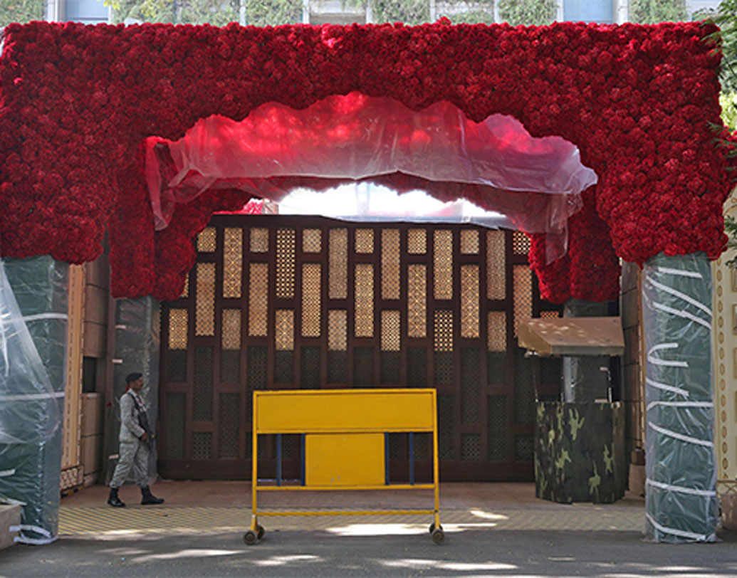 বিয়ে উপলক্ষে সেজে উঠেছে অ্যান্টিলিয়া। গোলাপের তোড়া দিয়ে মুড়ে ফেলা হচ্ছে বাড়িটিকে।