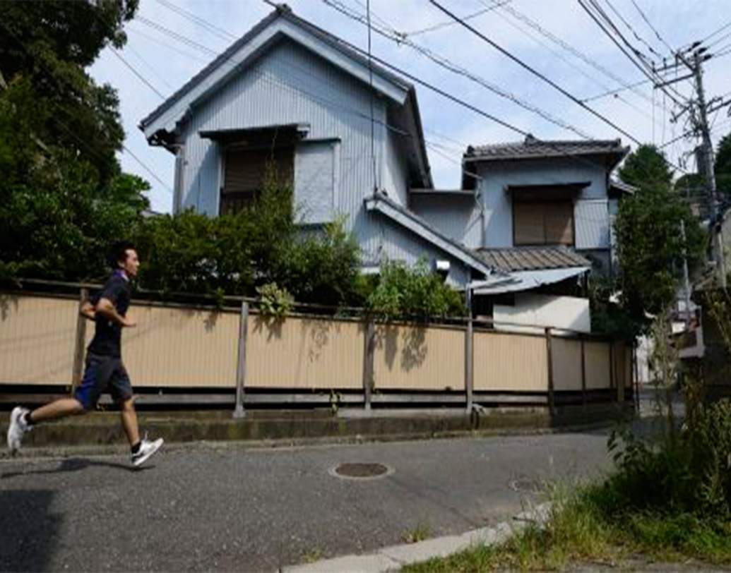 হতাশ হবেন না। নামমাত্র খরচে এ বার চোখধাঁধানো বাড়ি পেতে পারেন আপনিও। তবে বদলাতে হবে ঠিকানা। বিষয়টা ঠিক কী?
