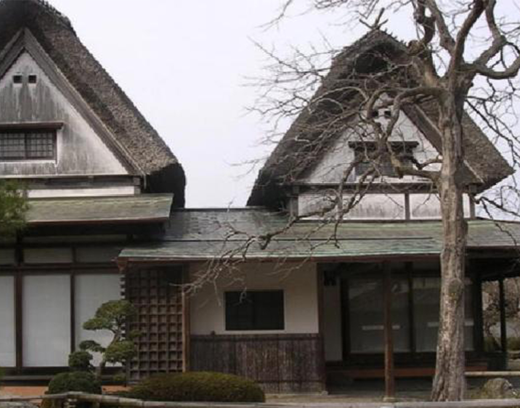 আসলে জাপানের বিভিন্ন শহরে প্রায় ৮০ লক্ষ পরিত্যক্ত বাড়ি পড়ে আছে। পরিত্যক্ত বাড়ির এই বাড়বাড়ন্ত হওয়ার জন্য জাপান সরকার খুব সামান্য দামে অনলাইনে এই বাড়িগুলি বিক্রির সিদ্ধান্ত নিয়েছেন।