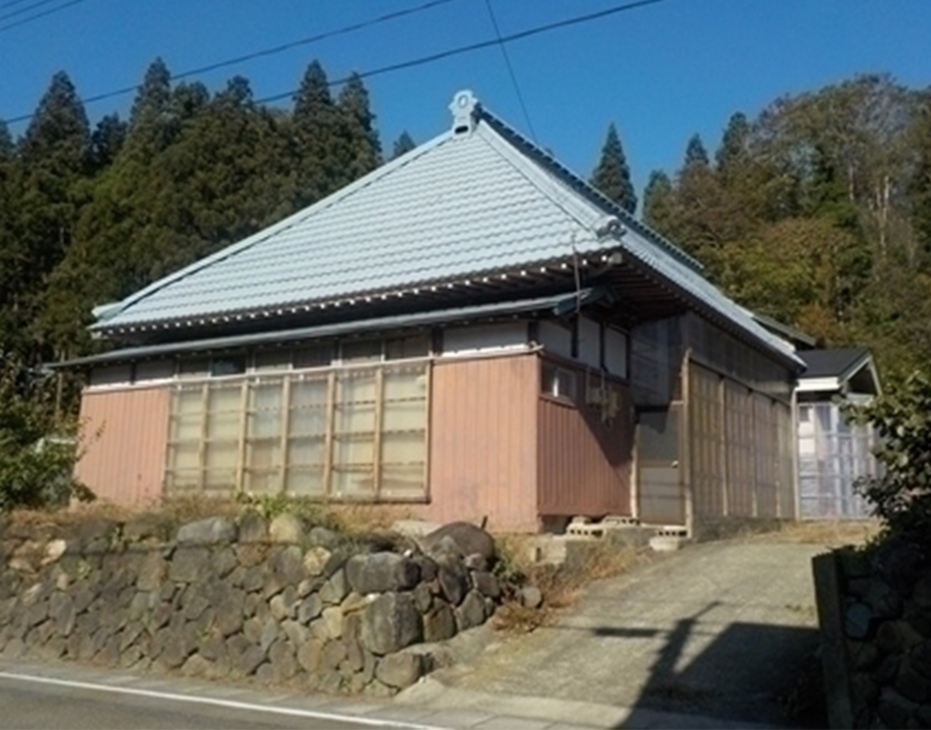 জাপান ছাড়াও অন্য দেশের বাসিন্দারাও কিনতে পারবেন এই বাড়িগুলি। কিছু বাড়ির ক্ষেত্রে শুধুমাত্র প্রয়োজনীয় ট্যাক্স ও এজেন্ট কমিশন দিলেই চলবে। ভাল অবস্থায় থাকা বাড়ি অথবা বিলাসবহুল বাংলোগুলির ক্ষেত্রে অবশ্য দাম পড়বে ভারতীয় মুদ্রায় প্রায় ৩ লক্ষ থেকে ১ কোটি ২৭ লক্ষ টাকার মতো।