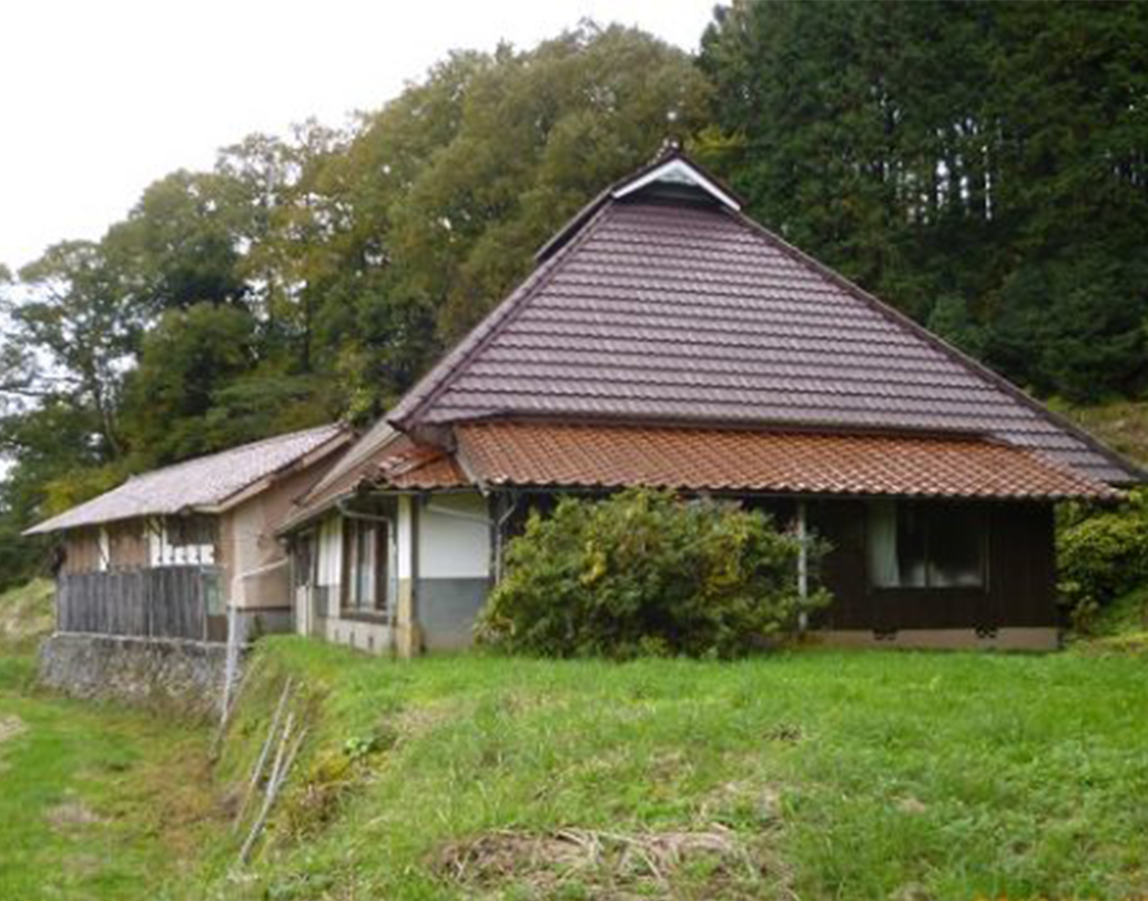 সূত্র বলছে বয়স্ক মানুষের সংখ্যা ক্রমাগত বেড়ে চলাতেই এই অবস্থা দাড়িয়েছে জাপানে। সরকারি একটি রিপোর্টে দেখা যাচ্ছে, অবসরের পরেই মৃত্যুর হার জাপানে অত্যন্ত বেড়ে গেছে। তাই তাঁদের ঘরগুলিও ফাঁকা পড়ে থাকছে।