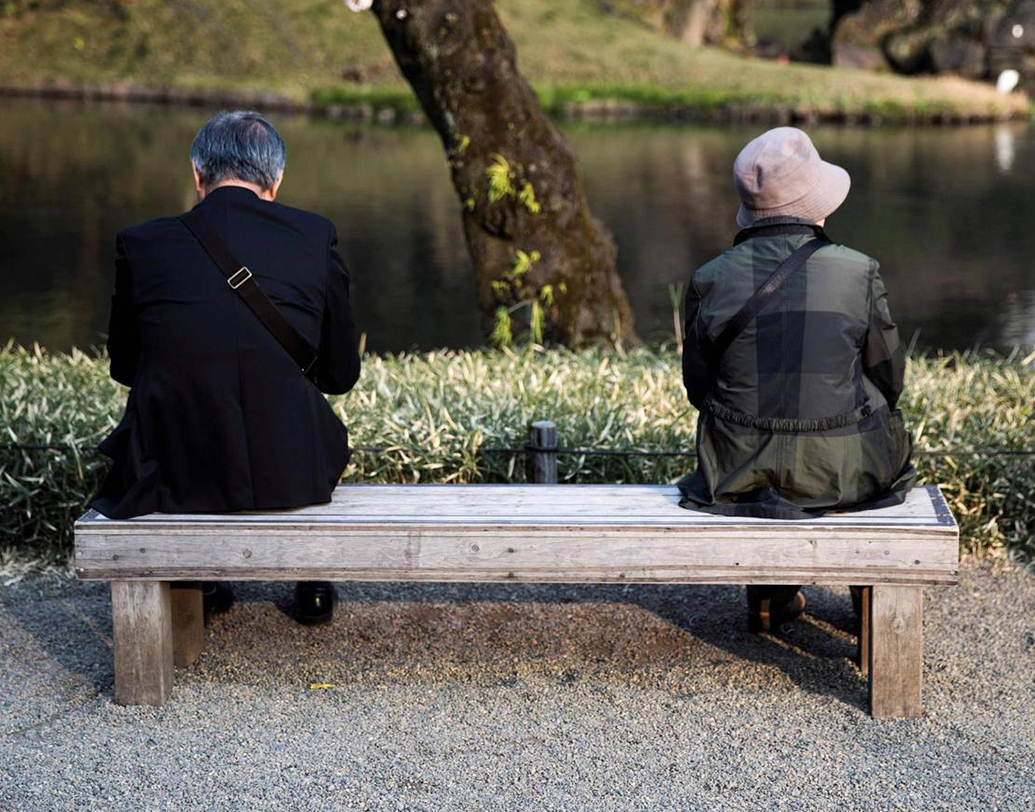 জনসমীক্ষায় দেখা যাচ্ছে যে, জাপানে প্রতি ৪ জনের মধ্যে মাত্র একজন ব্যক্তির বয়স ৬৫ বছরের বেশি। এর সঙ্গেই এই দেশে জন্মহারের থেকে মৃত্যুহার অত্যন্ত বেশি হওয়ায় পরবর্তী কয়েক বছরে পরিস্থিতি আরও খারাপ হতে পারে আশঙ্কা প্রকাশ করা হয়েছে সরকারি রিপোর্টে।