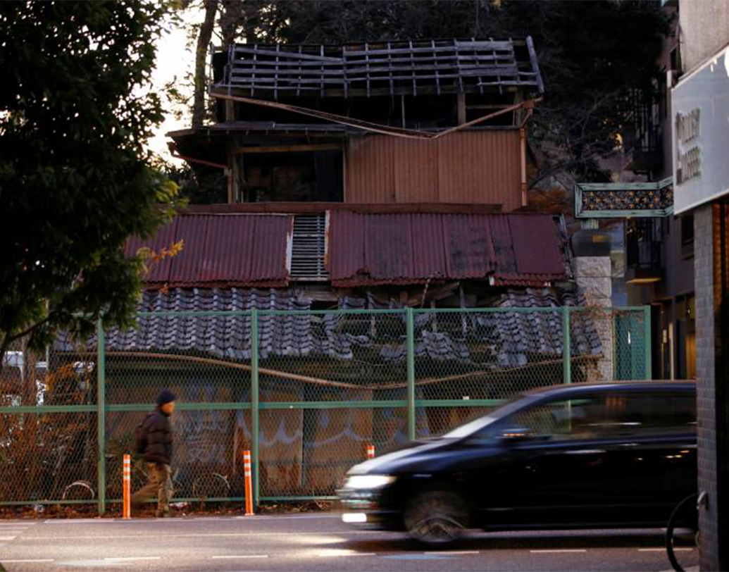 এছাড়াও জাপানিরা বেশ কুসংস্কার প্রবণ। তাই যে সব বাড়িতে আত্মহত্যা, খুন বা অপঘাতে মৃত্যুর মতো ঘটনা ঘটেছে, সেই সমস্ত বাড়িতে কেউ থাকতে চায় না সেখানে।