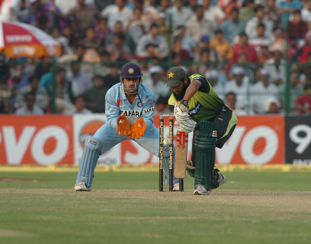 মহম্মদ ইউসুফ: ২০০২ সালে শারজা কাপে শ্রীলঙ্কার বিরুদ্ধে কেরিয়ারের ১০০তম ওডিআই ম্যাচে শতরান করেছিলেন এই পাক ক্রিকেটার।