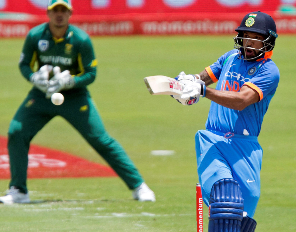 শিখর ধবন: বিরাট কোহালির পর ভারতের সব থেকে ফর্মে থাকা ব্যাটসম্যান। শেষ তিন ম্যাচে দু’টি হাফ সেঞ্চুরি রয়েছে এই বাঁহাতির। ওপেনার হিসাবে তিনি নিশ্চিত প্রথম এগারোয়। ছবি: রয়টার্স।