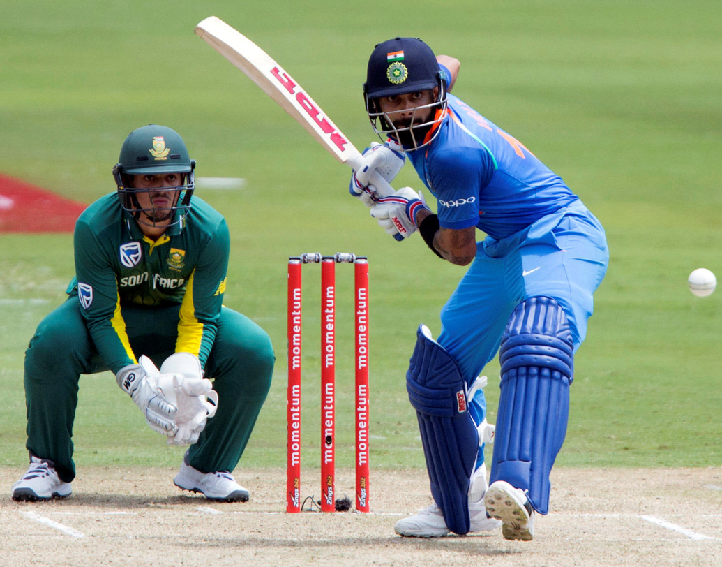 বিরাট কোহালি: শেষ ছয় ম্যাচে চার সেঞ্চুরি করা বিরাট কোহালি ভারতীয় ব্যাটিংয়ের নিউক্লিয়াস। সিরিজ জিততে আজও তাঁর ব্যাটে বড় রান চাইছে ক্রিকেটপ্রেমীরা। ছবি: রয়টার্স।