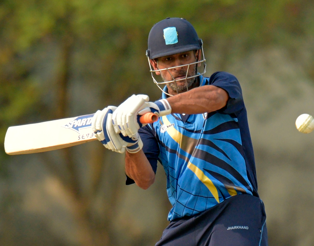 মহেন্দ্র সিংহ ধোনি: ক্রিকেটের ছোট ফর্ম্যাটে ধোনিকে ছাড়া অন্য কাউকে এখনই ভাবছে না টিম ম্যানেজমেন্ট।