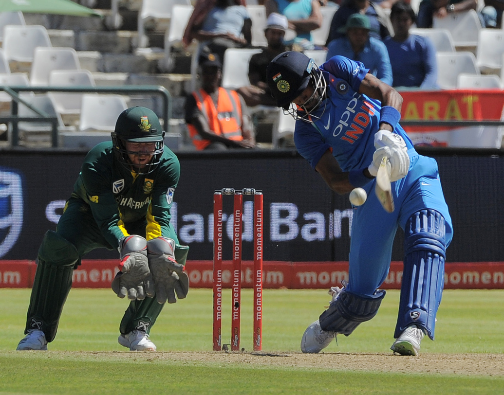 হার্দিক পাণ্ড্য: অলরাউন্ডার হার্দিক এই মুহূর্তে ভারতের প্রথম এগারোয় প্রায় নিশ্চিত। দলের প্রয়োজনে চার নম্বরেও ব্যাট করতে পারেন তিনি। পঞ্চম বোলারের কাজটাও বেশ ভাল করেন। ছবি: এএফপি।