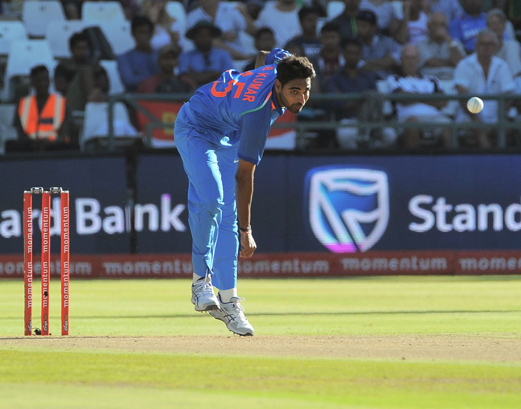 ভুবনেশ্বর কুমার: ছোট ফর্ম্যাটে ভারতীয় বোলিংয়ের অন্যতম প্রধান অস্ত্র। চোট না থাকলে দলে তিনি নিশ্চিত। ছবি: এএফপি।